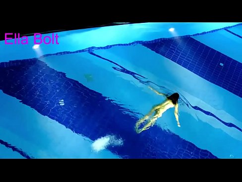 ❤️ నేను చూడటం ఆపలేను, ELLA BOLT రిసార్ట్ పూల్లో నగ్నంగా ఈత కొడుతూ దొరికిన యువ అందగత్తె ☑ పోర్నో మా వద్ద